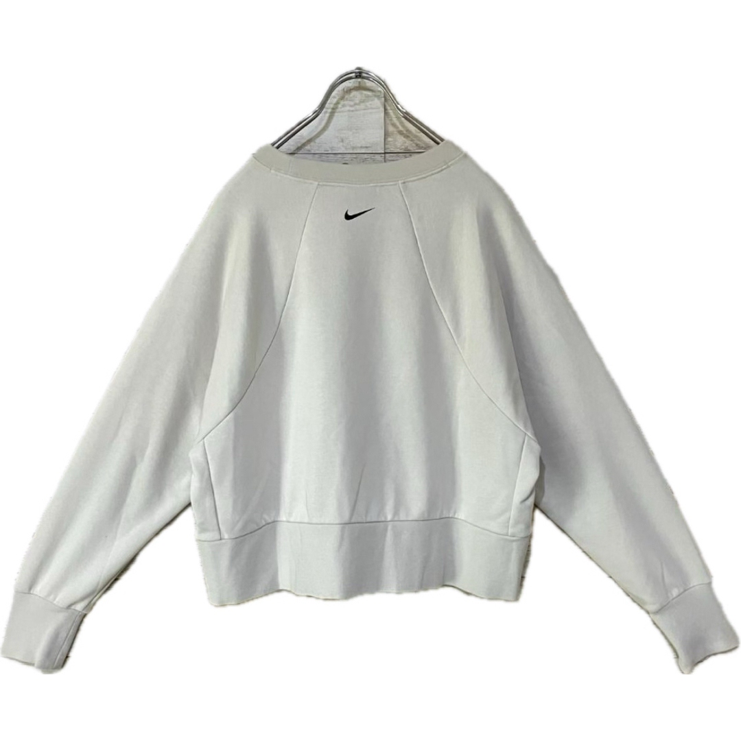 NIKE(ナイキ)のNIKE  スウェット ライトベージュ ショート丈 センターロゴ ラグラン レディースのトップス(トレーナー/スウェット)の商品写真