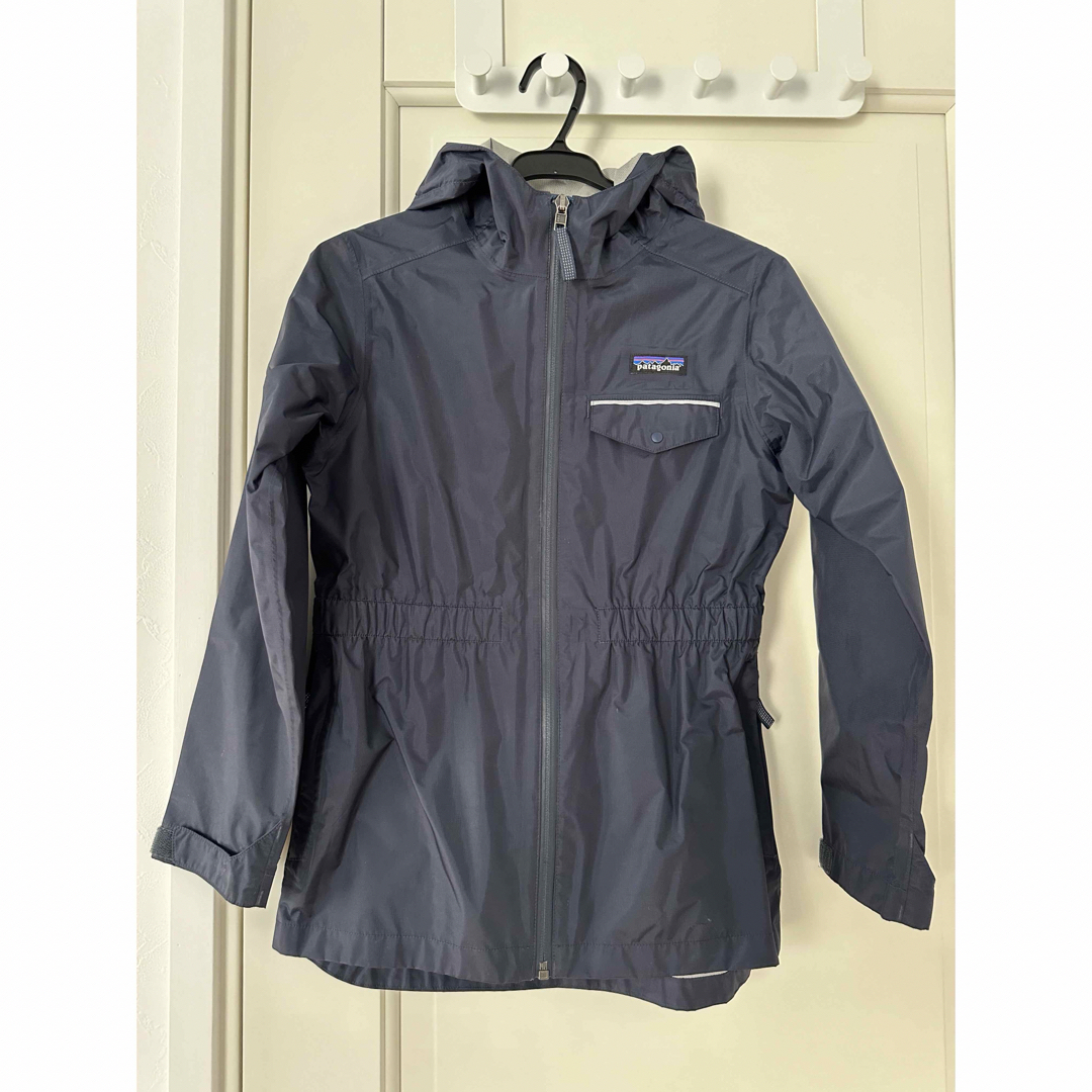 patagonia(パタゴニア)のpatagonia キッズアウター キッズ/ベビー/マタニティのキッズ服男の子用(90cm~)(ジャケット/上着)の商品写真