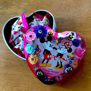 ディズニー(Disney)のTDL ミッキー＆ミニー　ハート缶　ピンク花柄　チョコレート(キャラクターグッズ)