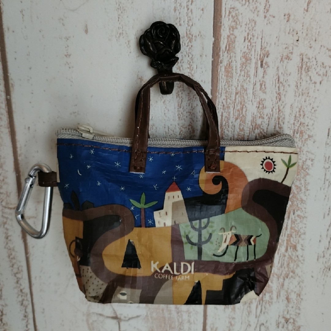 KALDI(カルディ)のKALDI 伝説柄カラピナ付き ミニバッグ レディースのバッグ(エコバッグ)の商品写真