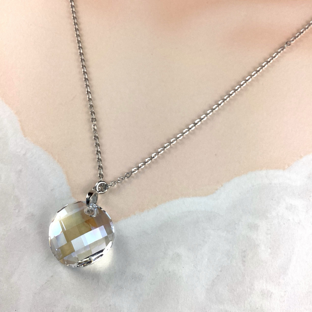 Swarovski 18mmツイストペンダント〜クリスタルムーンライト ハンドメイドのアクセサリー(ネックレス)の商品写真