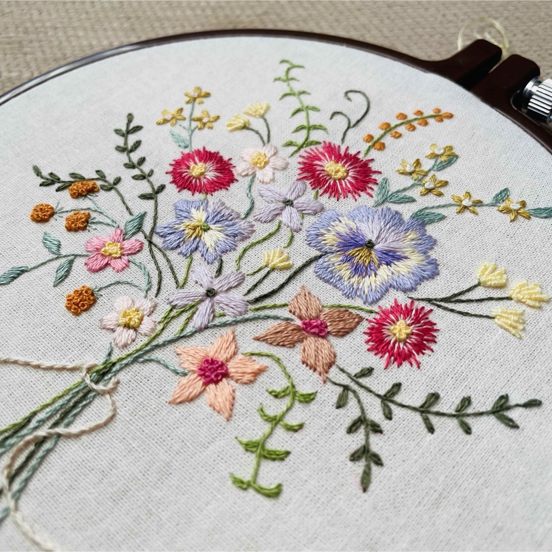 刺繍枠付き 　『春のブーケ』刺繍完成品　ハンドメイド ハンドメイドのインテリア/家具(その他)の商品写真