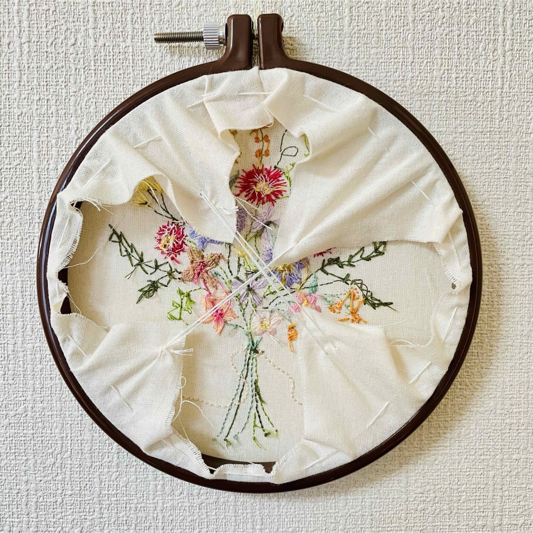 刺繍枠付き 　『春のブーケ』刺繍完成品　ハンドメイド ハンドメイドのインテリア/家具(その他)の商品写真