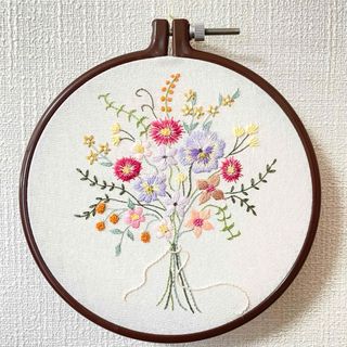 刺繍枠付き 　『春のブーケ』刺繍完成品　ハンドメイド(その他)