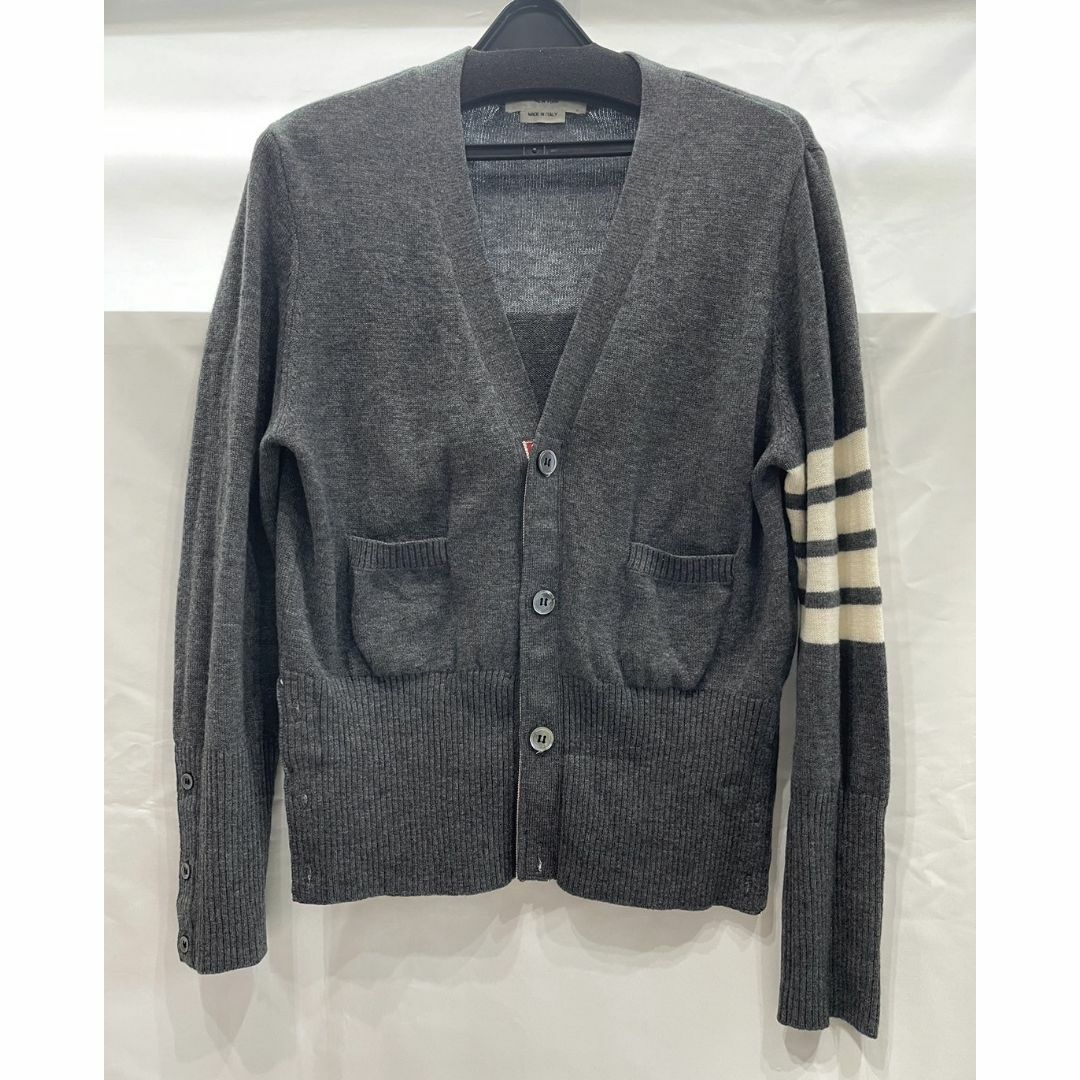 THOM BROWNE(トムブラウン)のTHOM BROWNE トムブラウン 4BAR カーディガン グレー 　レディー レディースのトップス(カーディガン)の商品写真