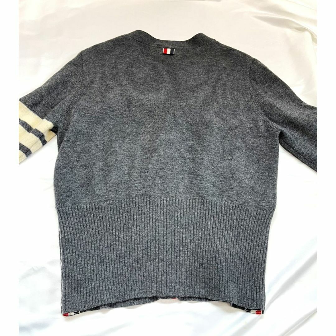 THOM BROWNE(トムブラウン)のTHOM BROWNE トムブラウン 4BAR カーディガン グレー 　レディー レディースのトップス(カーディガン)の商品写真