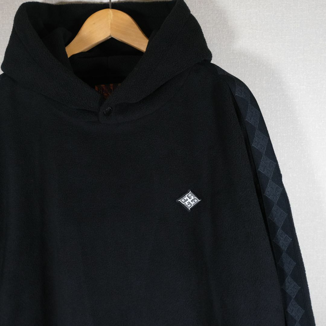 左胸に刺繍ワッペンを配置麻家紋FLEECE HOODED SHIRT BUDSPOOL