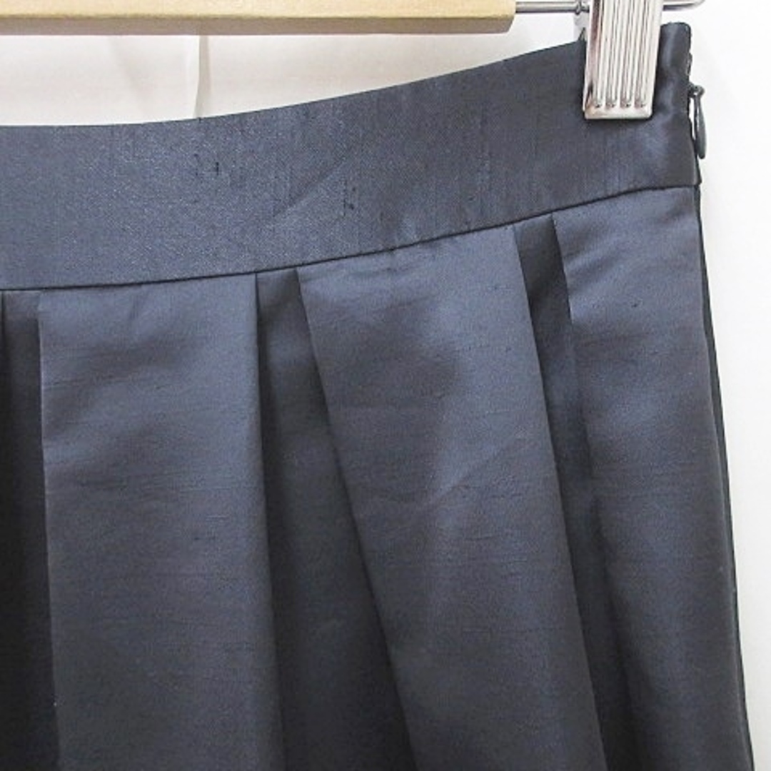 ROPE’(ロペ)のロペ スカート 2枚セットフレアースカート タック 膝丈 サテン 紺 グレー 7 レディースのスカート(ひざ丈スカート)の商品写真