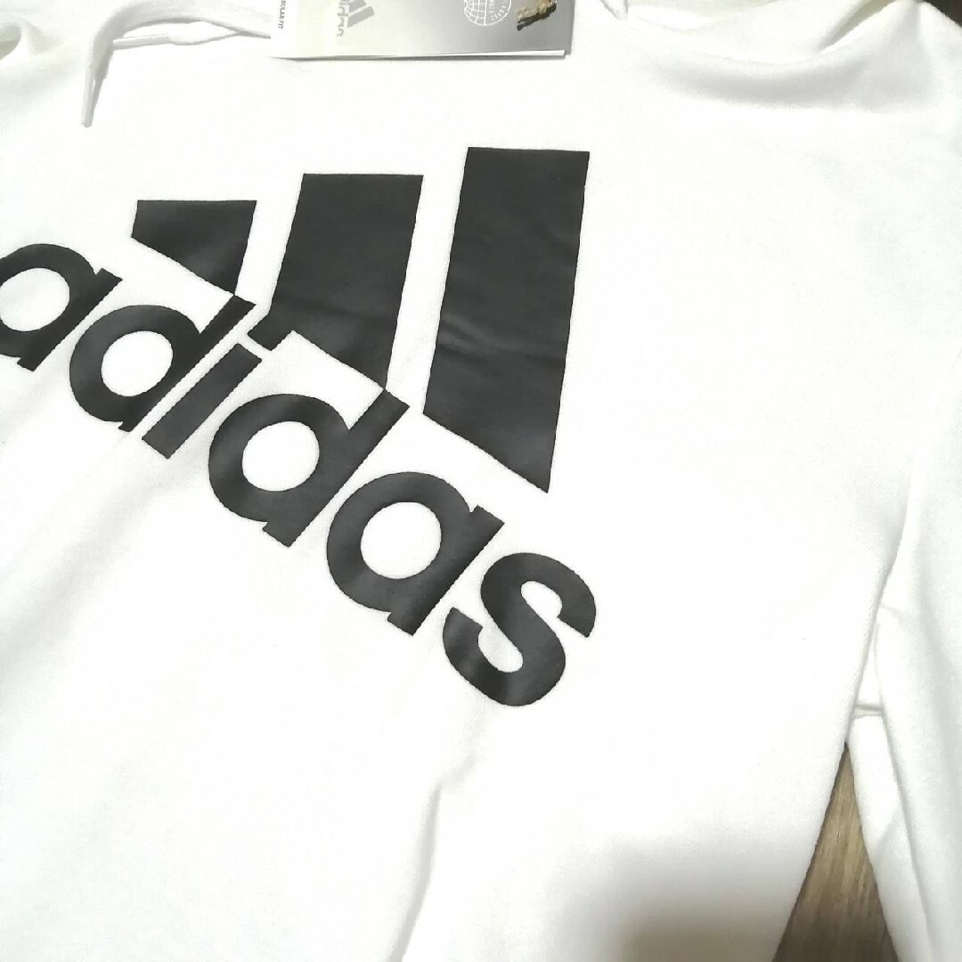 adidas(アディダス)の【大人気残りわずか】新品　アディダス　レディース　プルオーバーパーカー　Lサイズ レディースのトップス(パーカー)の商品写真