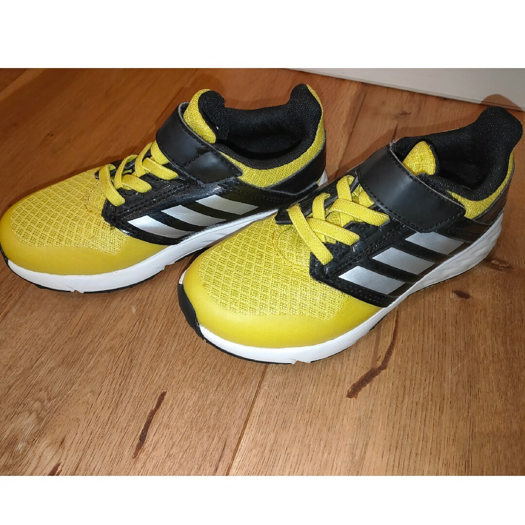 adidas(アディダス)のしょこる様　adidas　スニーカー　キッズ キッズ/ベビー/マタニティのキッズ靴/シューズ(15cm~)(スニーカー)の商品写真