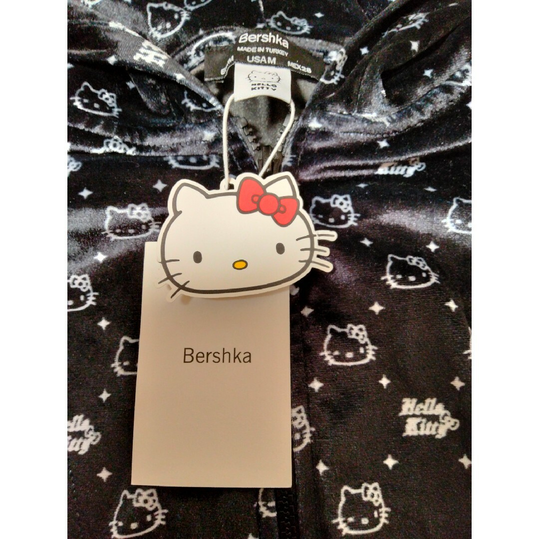 Bershka(ベルシュカ)の【№489】●Bershka×HELLO KITTY ジップパーカー ショート丈 レディースのトップス(パーカー)の商品写真