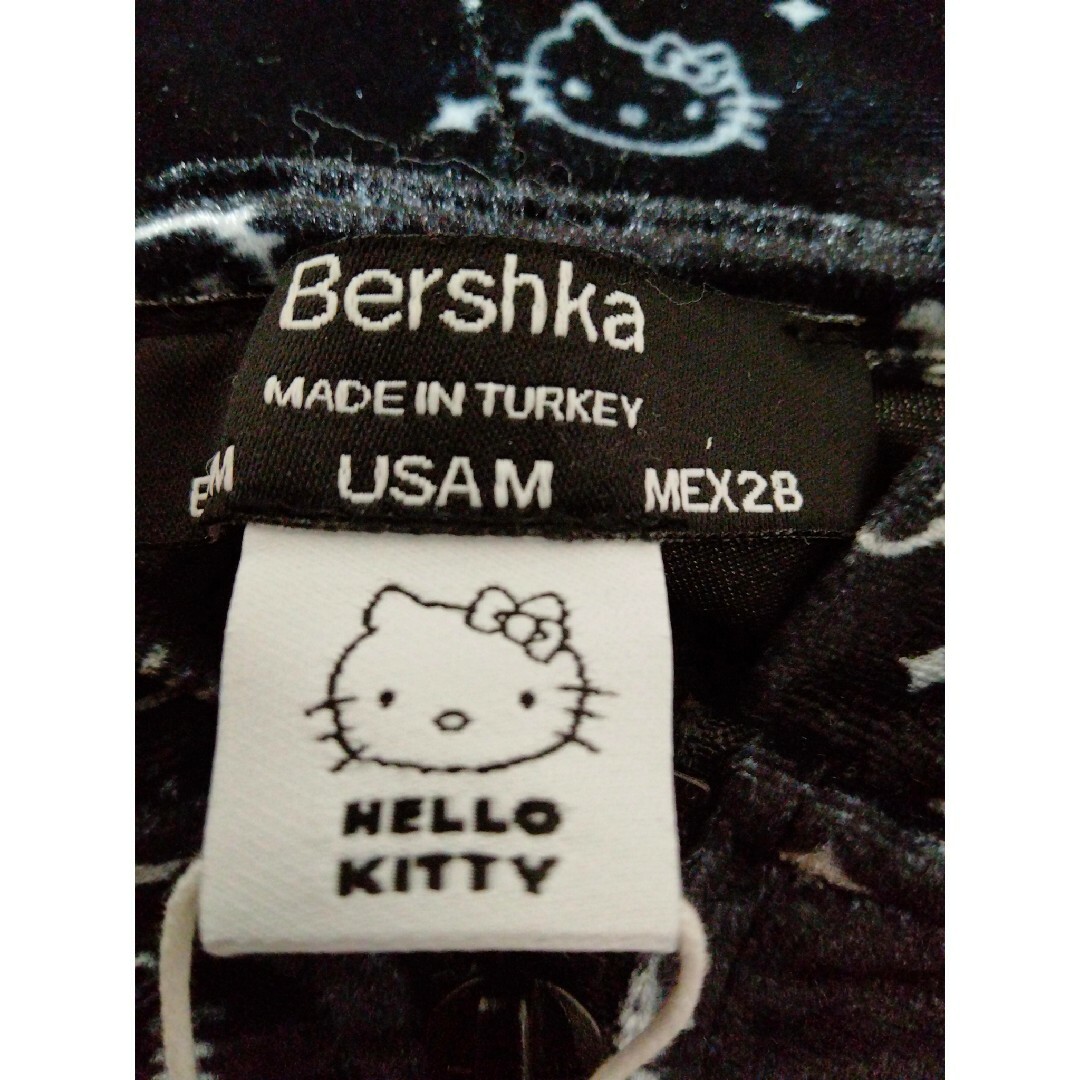 Bershka(ベルシュカ)の【№489】●Bershka×HELLO KITTY ジップパーカー ショート丈 レディースのトップス(パーカー)の商品写真