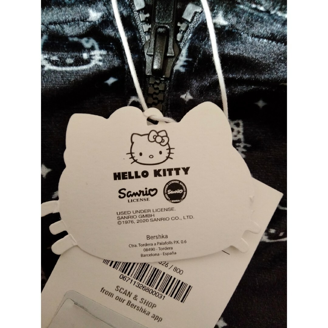 Bershka(ベルシュカ)の【№489】●Bershka×HELLO KITTY ジップパーカー ショート丈 レディースのトップス(パーカー)の商品写真