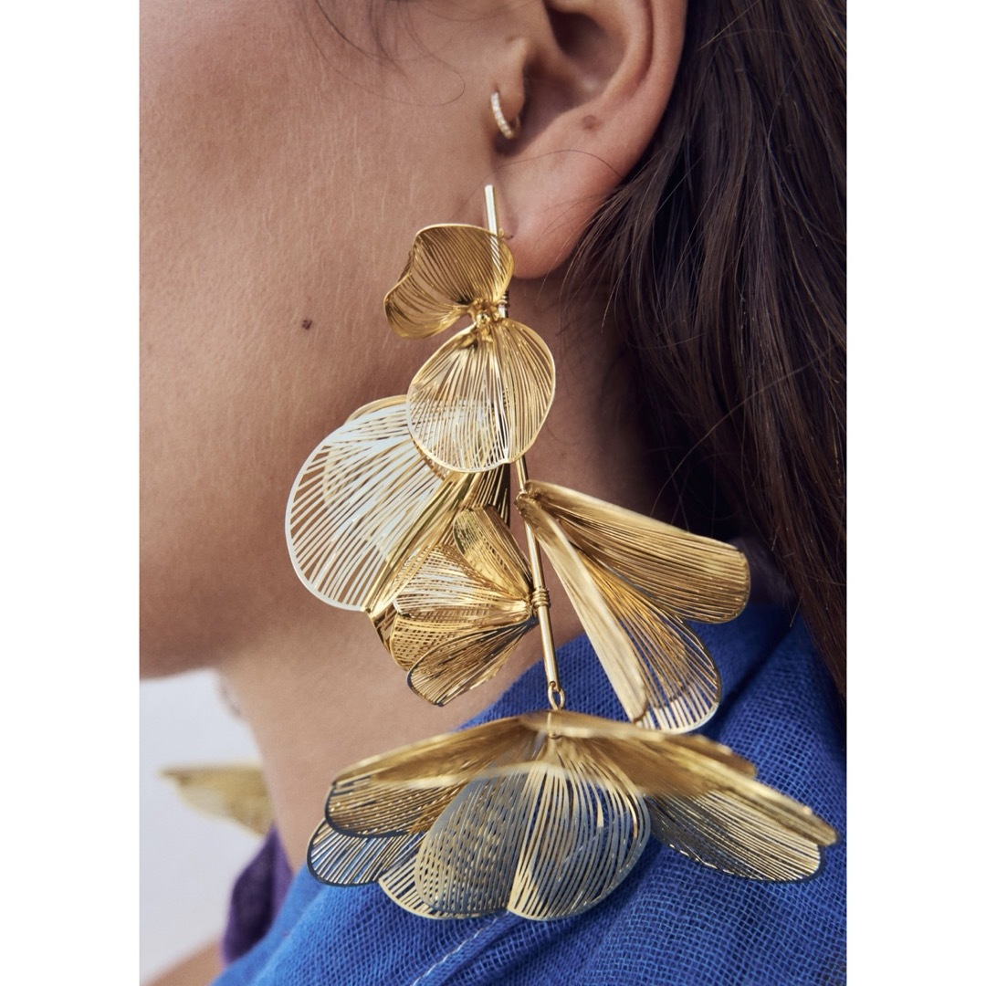ZARA - ZARA メタルフラワーピアス① ゴールド 新品未使用の通販 by ZARA - ZARA メタルフラワーピアス① ゴールド 新品未使用の通販 by