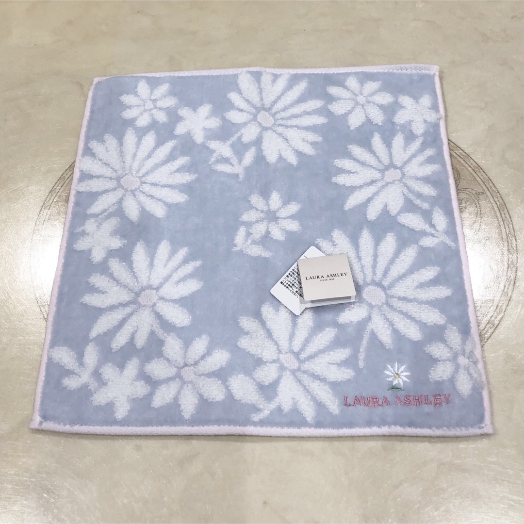 LAURA ASHLEY(ローラアシュレイ)のLAURA ASHLEY   タオルハンカチ　花柄🌸　新品、未使用品 レディースのファッション小物(ハンカチ)の商品写真