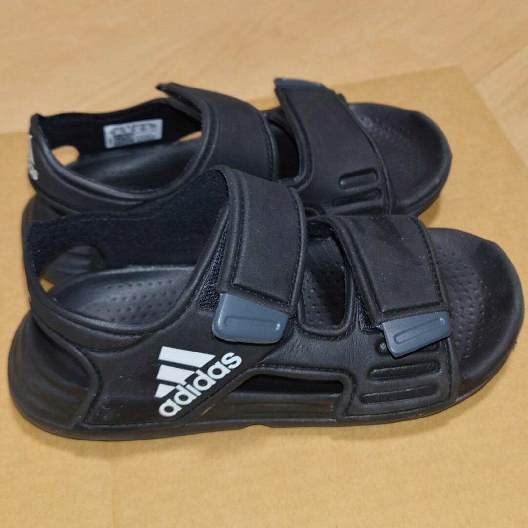 adidas(アディダス)のアディダス  アルタスイム サンダル   キッズ  ブラック   18cm キッズ/ベビー/マタニティのキッズ靴/シューズ(15cm~)(サンダル)の商品写真