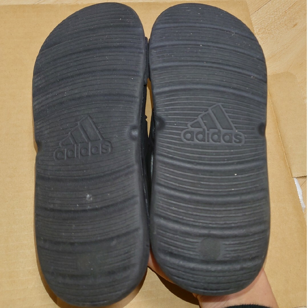 adidas(アディダス)のアディダス  アルタスイム サンダル   キッズ  ブラック   18cm キッズ/ベビー/マタニティのキッズ靴/シューズ(15cm~)(サンダル)の商品写真