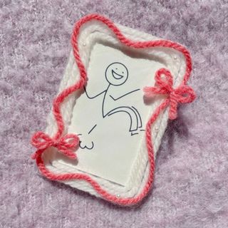 トレカケース毛糸デコ(白ライン+ピンクウェーブ)(その他)