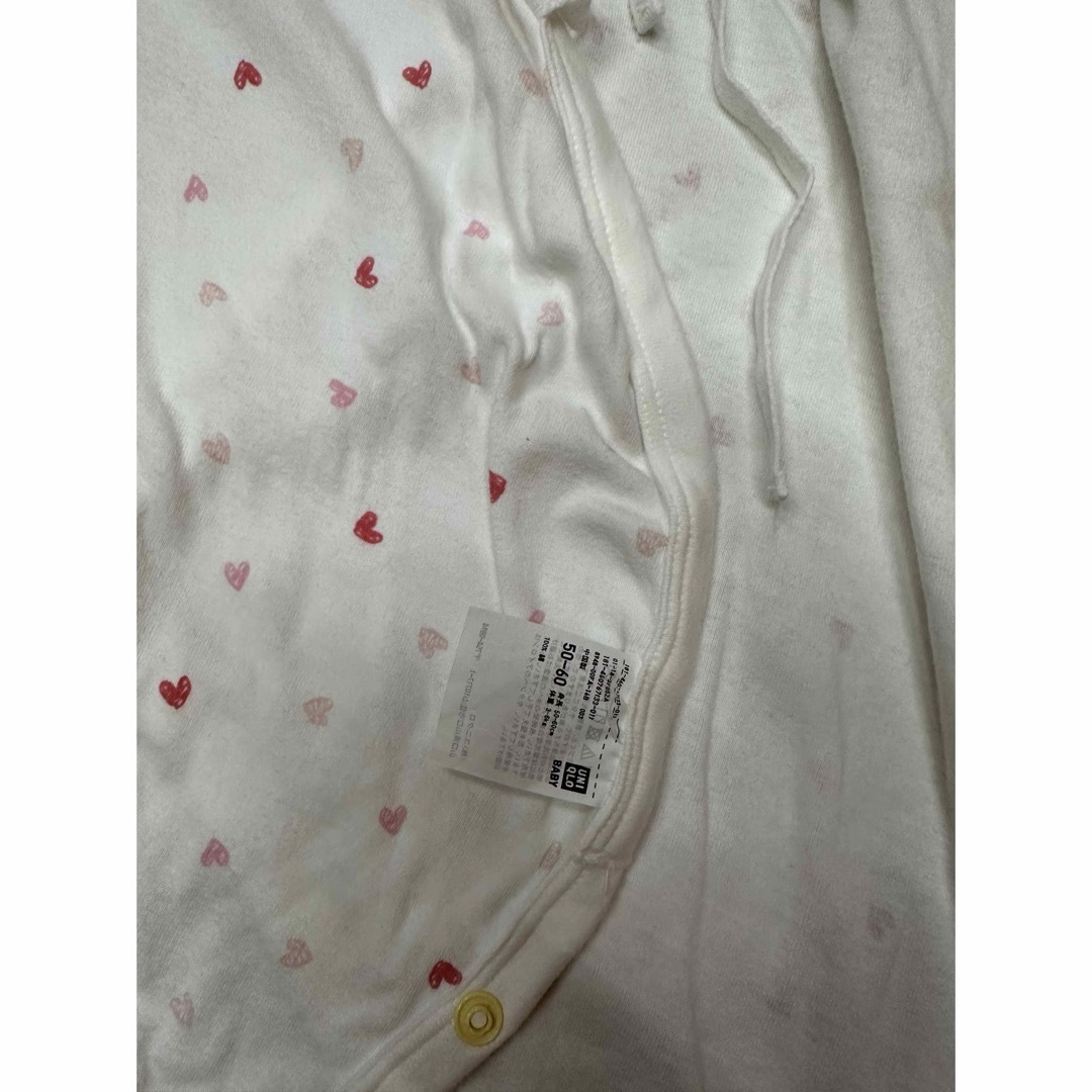 UNIQLO(ユニクロ)のユニクロ　新生児用肌着　コンビ肌着　ピンク　ハート　50 60 キッズ/ベビー/マタニティのベビー服(~85cm)(肌着/下着)の商品写真
