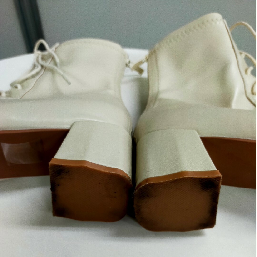 オフホワイト　ショートブーツ レディースの靴/シューズ(ブーツ)の商品写真