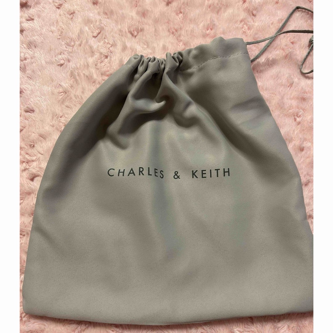 Charles and Keith(チャールズアンドキース)のCHARLES & KEITH グレー　巾着袋　ショップバッグ レディースのバッグ(ショップ袋)の商品写真