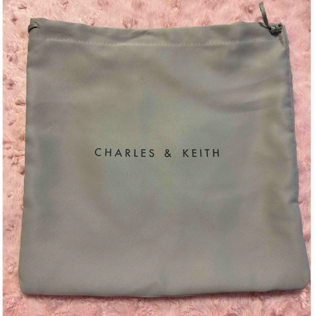 Charles and Keith(チャールズアンドキース)のCHARLES & KEITH グレー　巾着袋　ショップバッグ レディースのバッグ(ショップ袋)の商品写真