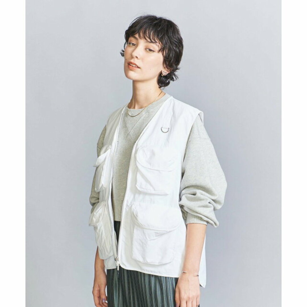 BEAUTY&YOUTH UNITED ARROWS(ビューティアンドユースユナイテッドアローズ)の【OFF WHITE】【別注】<JANE SMITH*WILD THINGS*BY>タクティカルベスト -撥水加工/ウォッシャブル- レディースのトップス(カットソー(長袖/七分))の商品写真