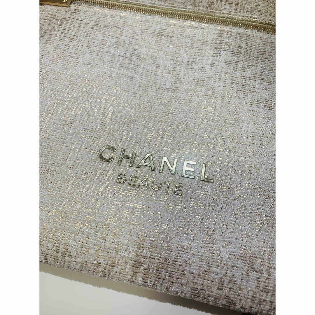 CHANEL(シャネル)の【新品】CHANEL 2023年Holiday限定ノベルティポーチ  レディースのファッション小物(ポーチ)の商品写真