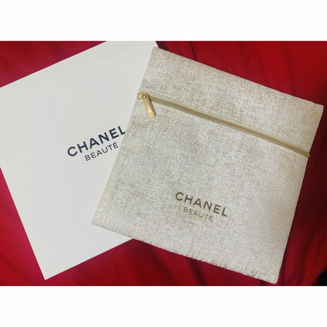 CHANEL(シャネル)の【新品】CHANEL 2023年Holiday限定ノベルティポーチ  レディースのファッション小物(ポーチ)の商品写真