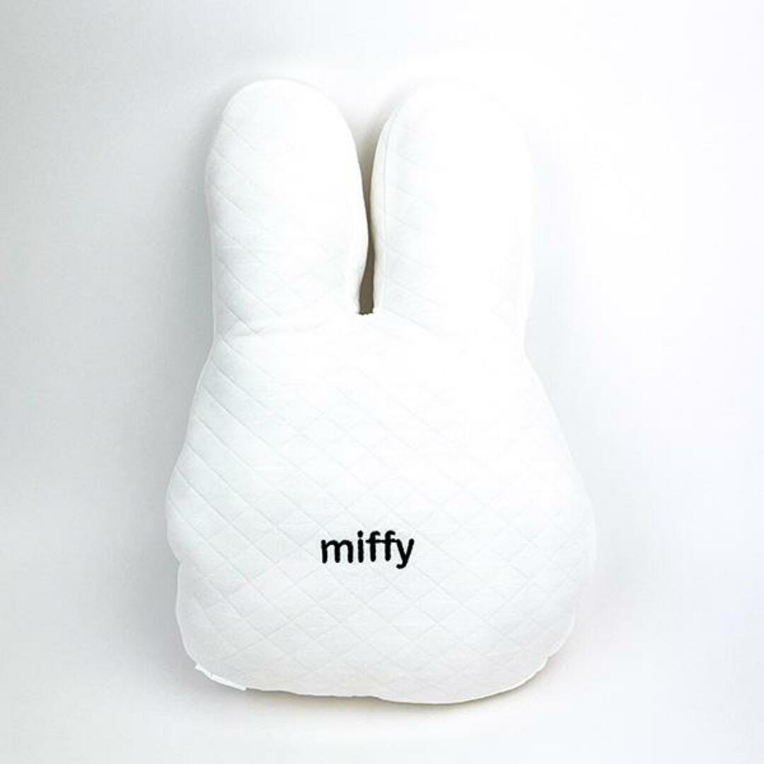 miffy(ミッフィー)のミッフィー ニットフェイスミッフィー　ハンドインクッション　インテリア リラックス ウィンター ホワイト キッズ/ベビー/マタニティの外出/移動用品(自動車用チャイルドシートクッション)の商品写真
