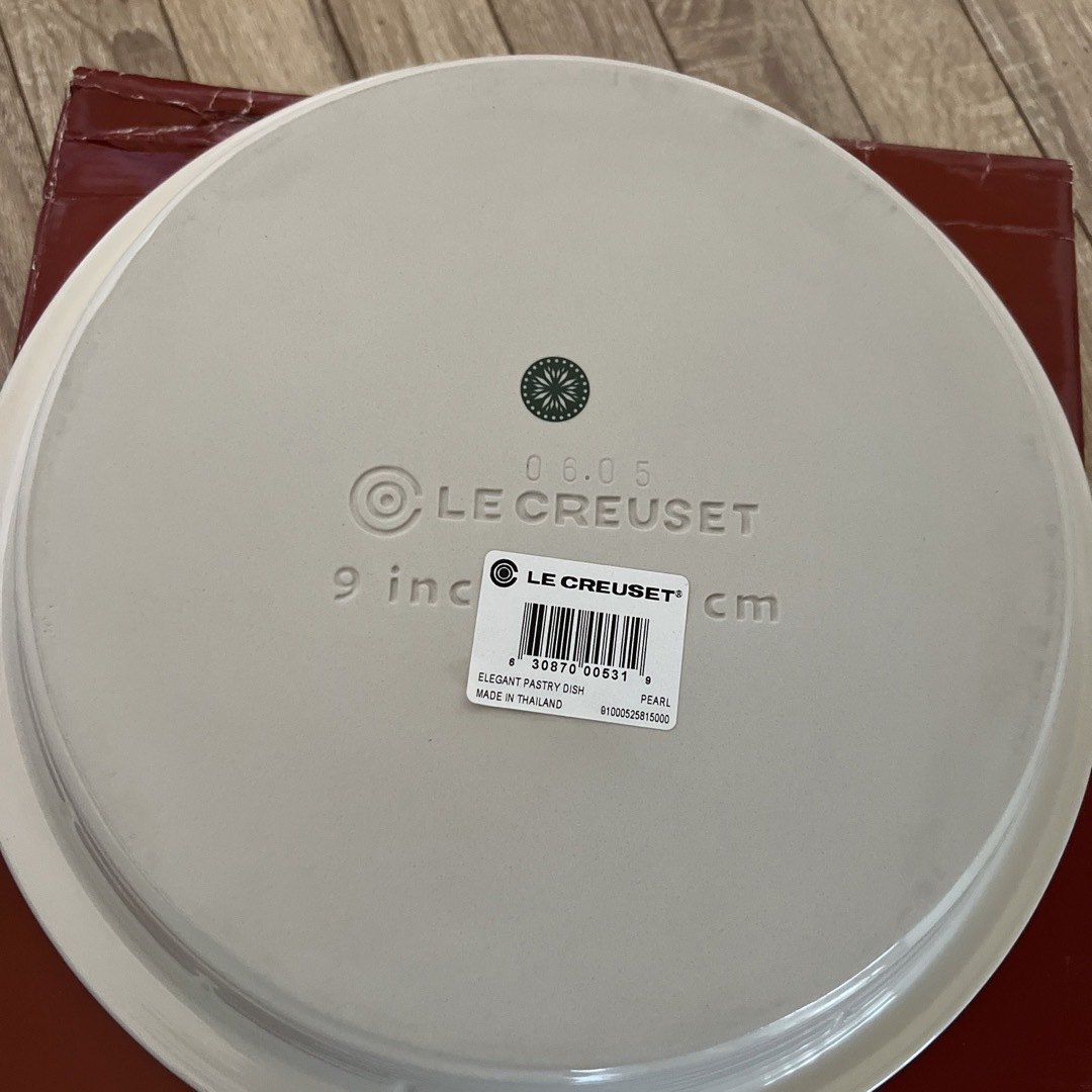 LE CREUSET(ルクルーゼ)の新品●ルクルーゼ　ELEGANT PASTRY DISH 大皿　パーティー皿 インテリア/住まい/日用品のキッチン/食器(食器)の商品写真