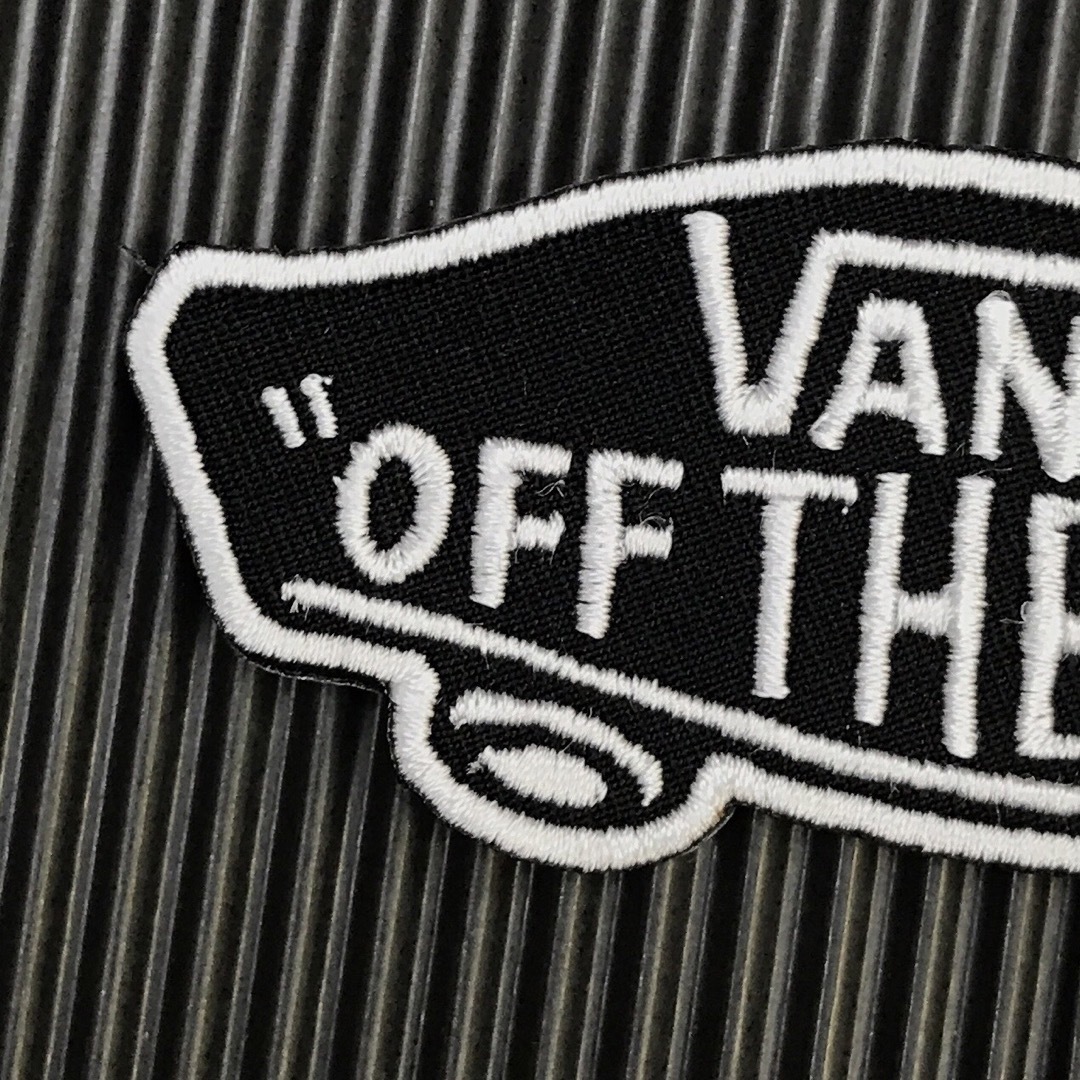 VANS(ヴァンズ)の黒×白 VANS OFF THE WALL バンズ ロゴ アイロンワッペン 81 スポーツ/アウトドアのスノーボード(ウエア/装備)の商品写真