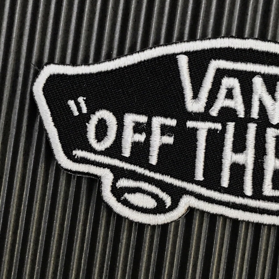 VANS(ヴァンズ)の黒×白 VANS OFF THE WALL バンズ ロゴ アイロンワッペン 83 自動車/バイクのバイク(装備/装具)の商品写真