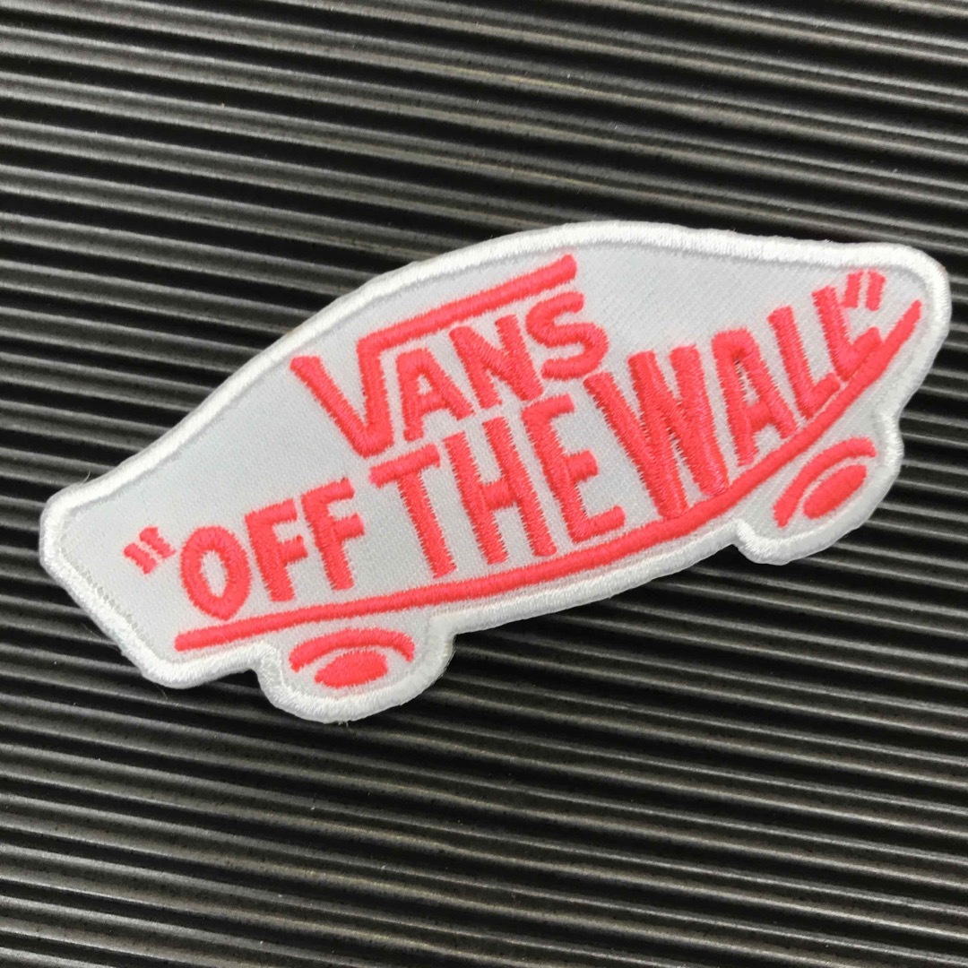 VANS(ヴァンズ)のVANS OFF THE WALL ロゴ 白×蛍光ピンク アイロンワッペン A ハンドメイドの素材/材料(各種パーツ)の商品写真