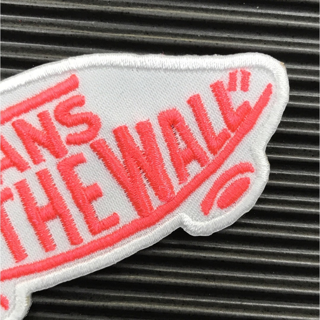 VANS(ヴァンズ)のVANS OFF THE WALL ロゴ 白×蛍光ピンク アイロンワッペン A ハンドメイドの素材/材料(各種パーツ)の商品写真