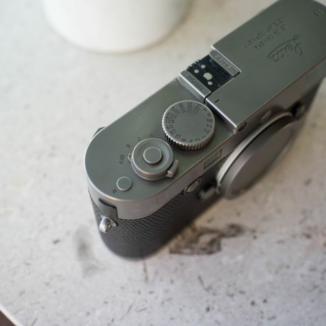 LEICA(ライカ)のLEICA M-P 限定 チタン Titan EVF 予備バッテリー付き スマホ/家電/カメラのカメラ(ミラーレス一眼)の商品写真