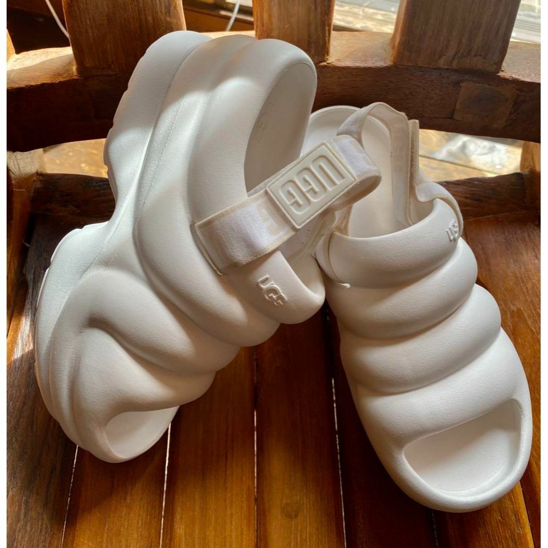 UGG(アグ)の展示品✨激可愛い✨25cm✨UGG✨Aww Yeah✨アー イヤー✨厚底 レディースの靴/シューズ(サンダル)の商品写真
