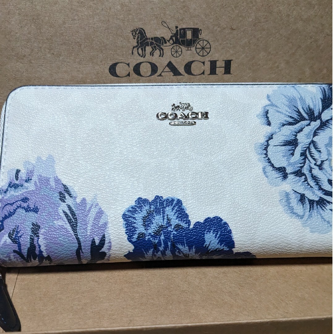 COACH(コーチ)のCOACH 長財布　白系シグネチャー大きい青い花柄 レディースのファッション小物(財布)の商品写真