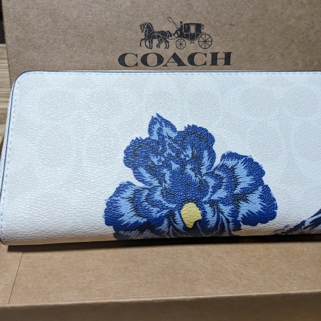 COACH(コーチ)のCOACH 長財布　白系シグネチャー大きい青い花柄 レディースのファッション小物(財布)の商品写真