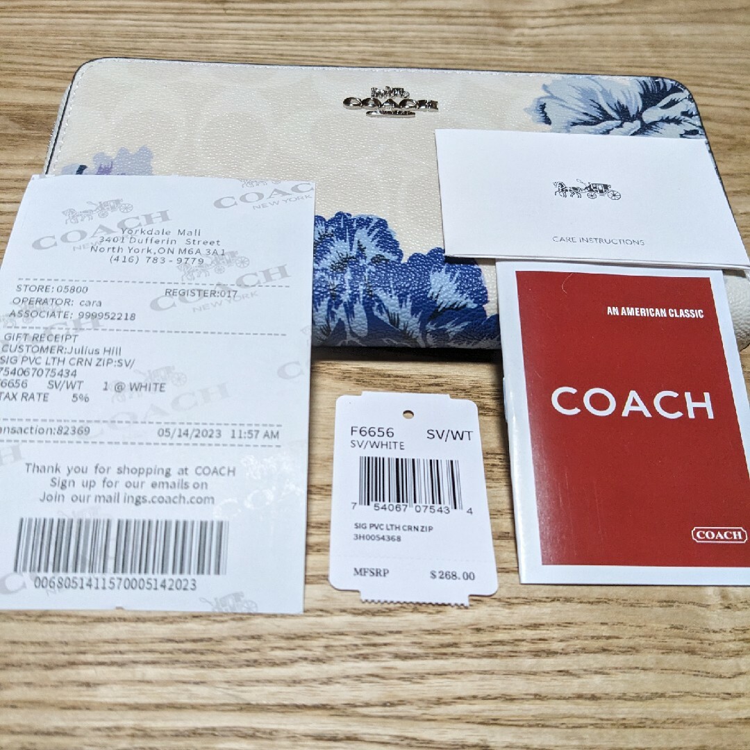 COACH(コーチ)のCOACH 長財布　白系シグネチャー大きい青い花柄 レディースのファッション小物(財布)の商品写真