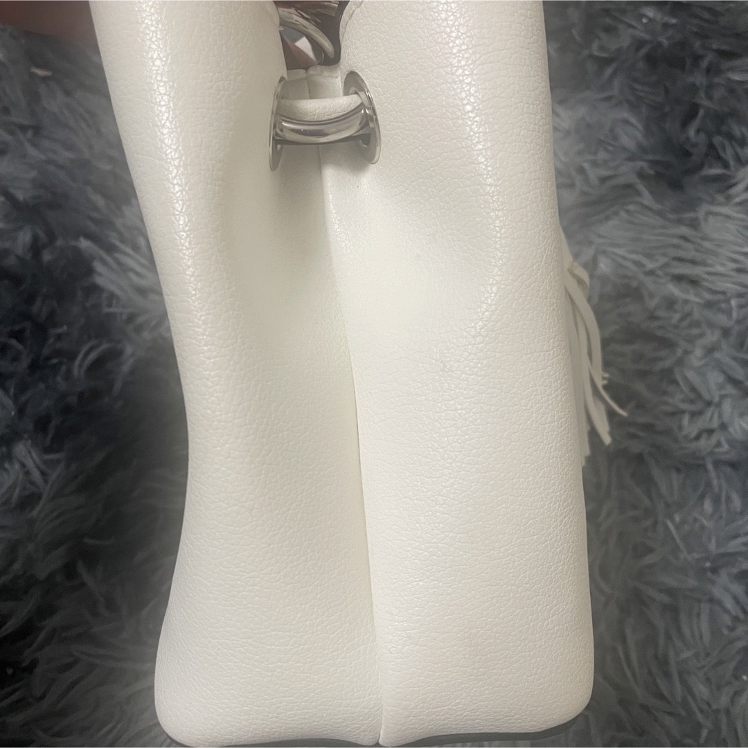 ZARA(ザラ)のZARA タッセル付き　ショルダーバッグ　白 レディースのバッグ(ショルダーバッグ)の商品写真