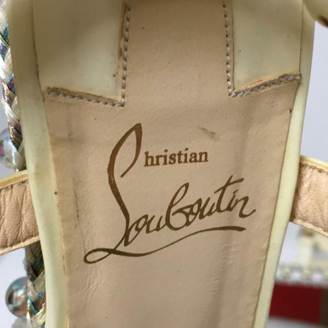 Christian Louboutin(クリスチャンルブタン)のCHRISTIAN LOUBOUTIN(クリスチャンルブタン) サンダル 37 レディース - アイボリー×マルチ アウトソール張替済 エナメル（レザー）×プラスチック レディースの靴/シューズ(サンダル)の商品写真