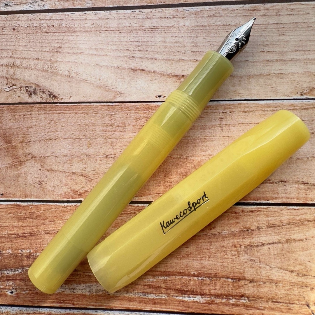 Kaweco(カヴェコ)のカヴェコ フロステッドスポーツ 万年筆 バナナイエロー インテリア/住まい/日用品の文房具(ペン/マーカー)の商品写真