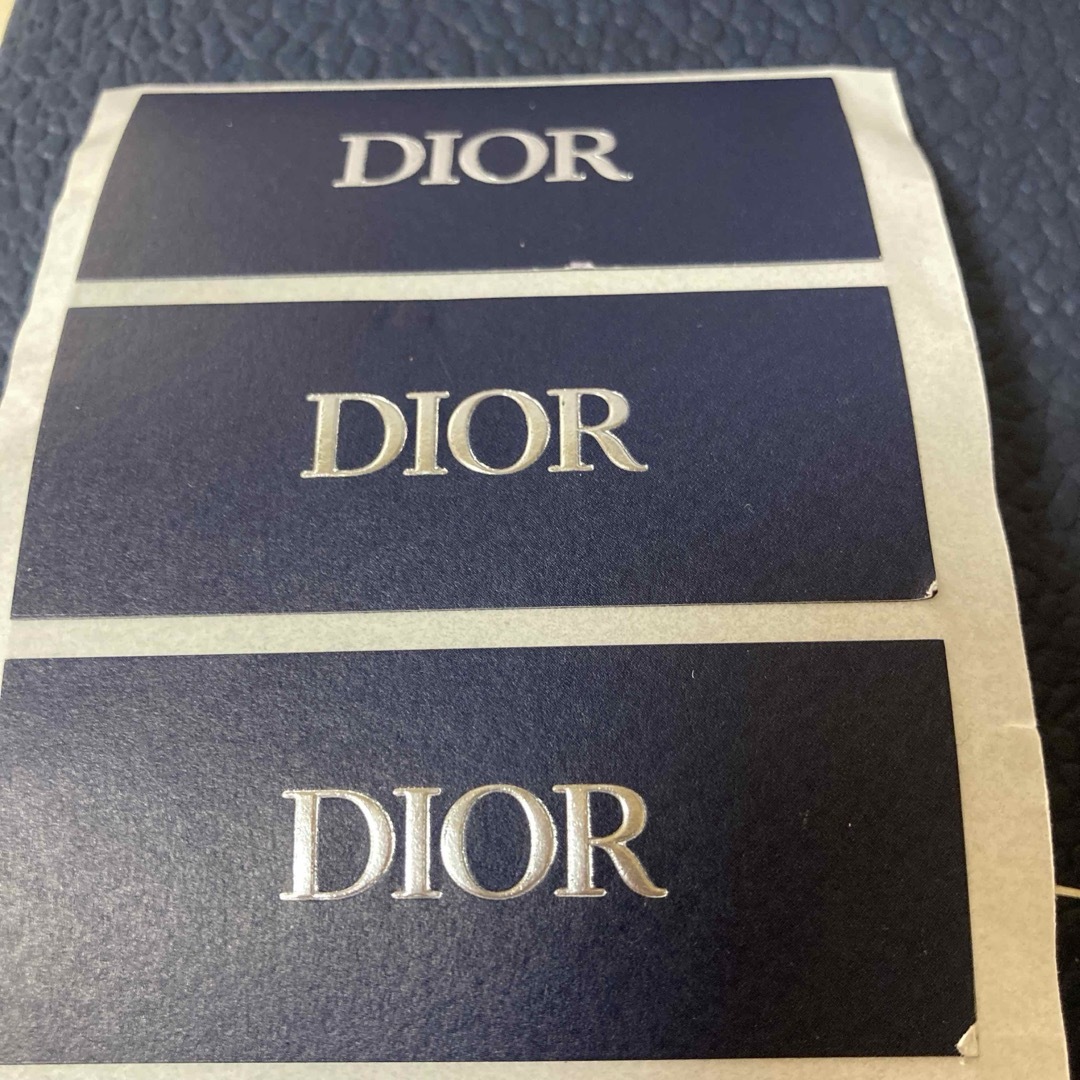 Christian Dior(クリスチャンディオール)の最新Dior/ネイビー&シルバーロゴ入りシール【100枚】 インテリア/住まい/日用品のオフィス用品(ラッピング/包装)の商品写真