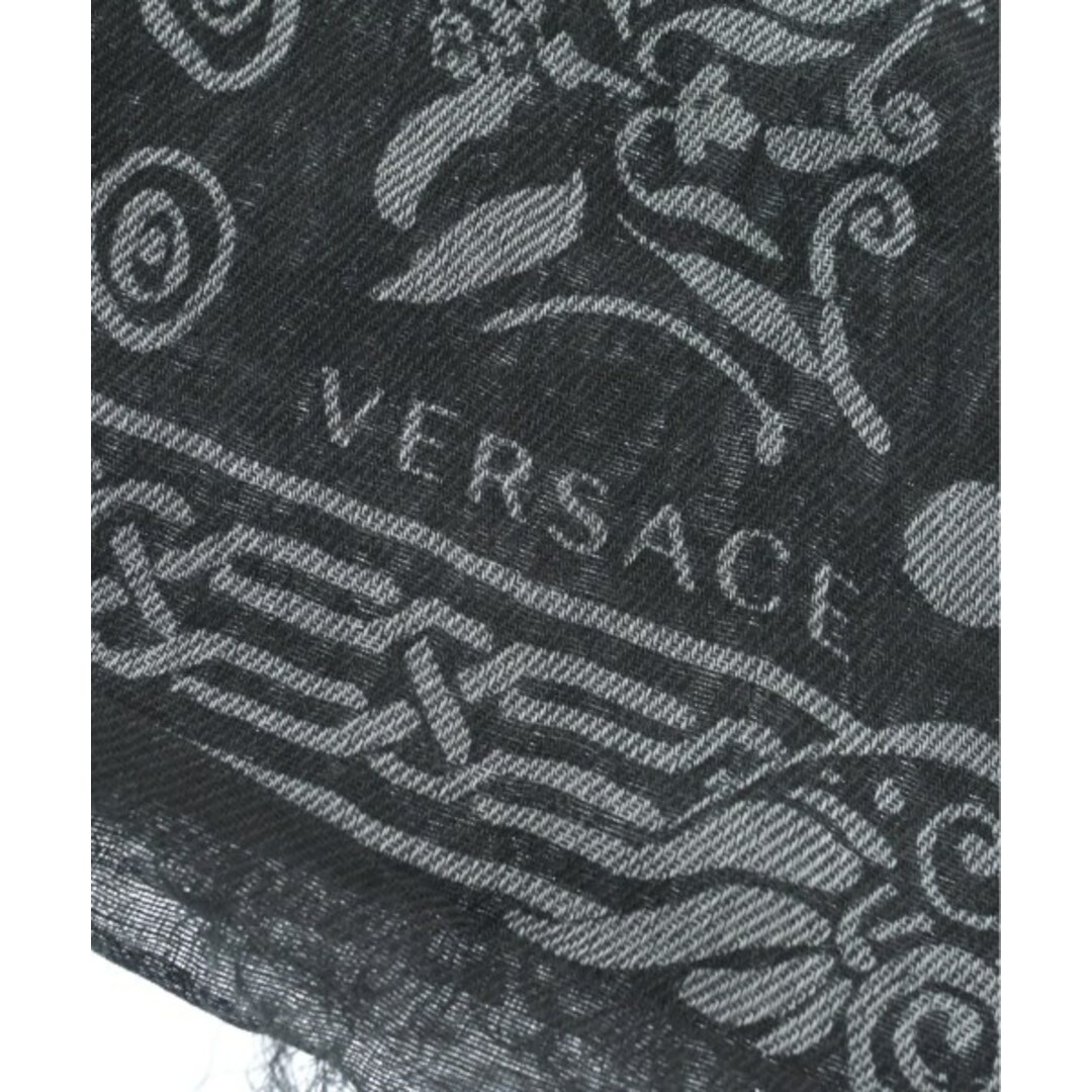 VERSACE(ヴェルサーチ)のVERSACE ヴェルサーチ バンダナ・スカーフ - 黒xグレー系(総柄) 【古着】【中古】 レディースのファッション小物(バンダナ/スカーフ)の商品写真