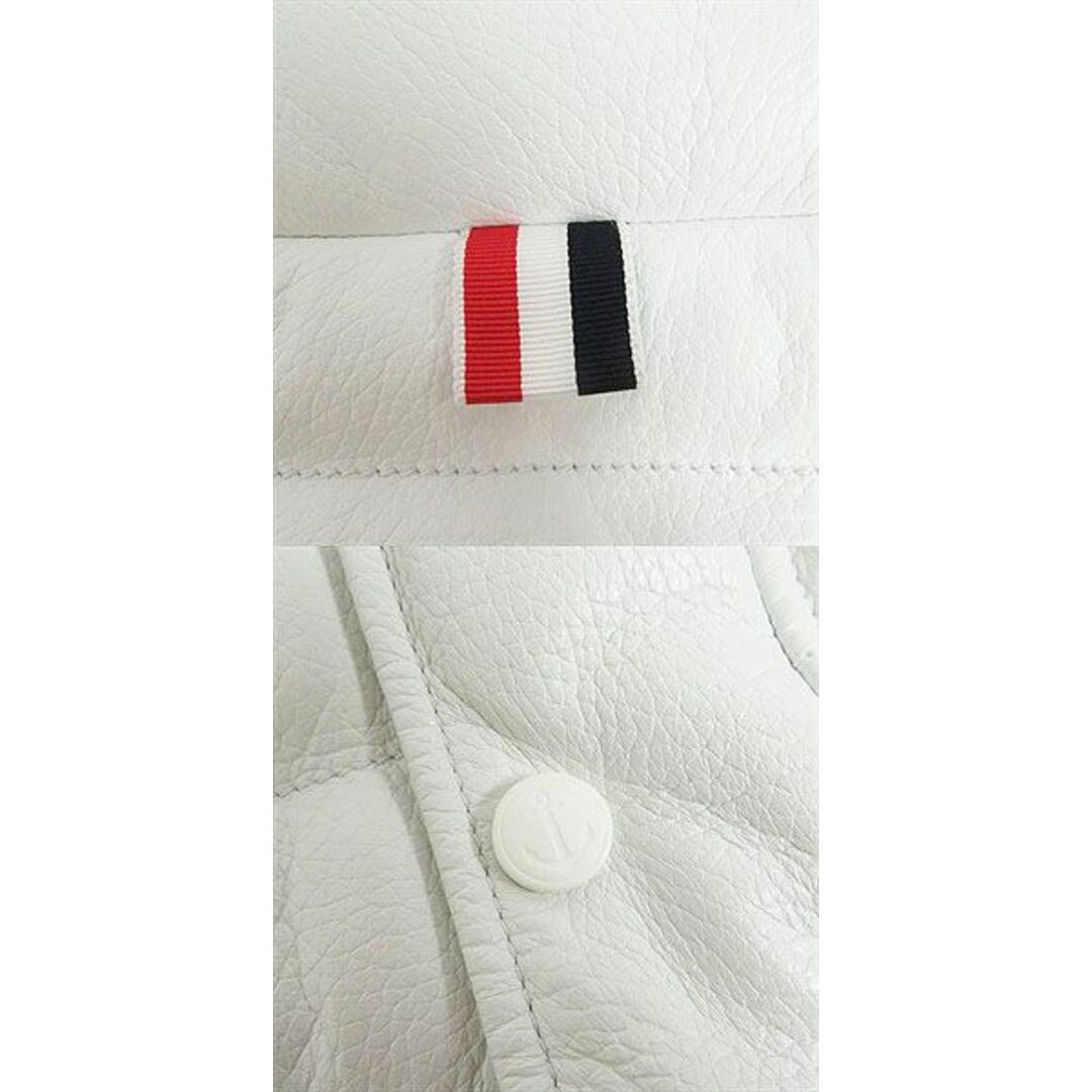 THOM BROWNE(トムブラウン)の美品□トムブラウン MJD003X トリコロール ディアスキン リブカシミヤ レザーダウンジャケット/スキージャケット ホワイト 0 伊製 正規品 メンズのジャケット/アウター(ダウンジャケット)の商品写真