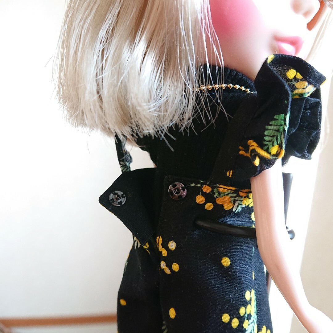 Takara Tomy(タカラトミー)の【ハンドメイド】22cmドール アウトフィット フリルサロペット ミモザ柄 ハンドメイドのぬいぐるみ/人形(人形)の商品写真