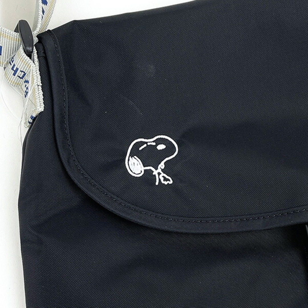 SNOOPY(スヌーピー)のスヌーピー メッセンジャーバッグ ブラック ロゴテープ ショルダー 肩掛け お出かけ 旅行 レディースのバッグ(ショルダーバッグ)の商品写真