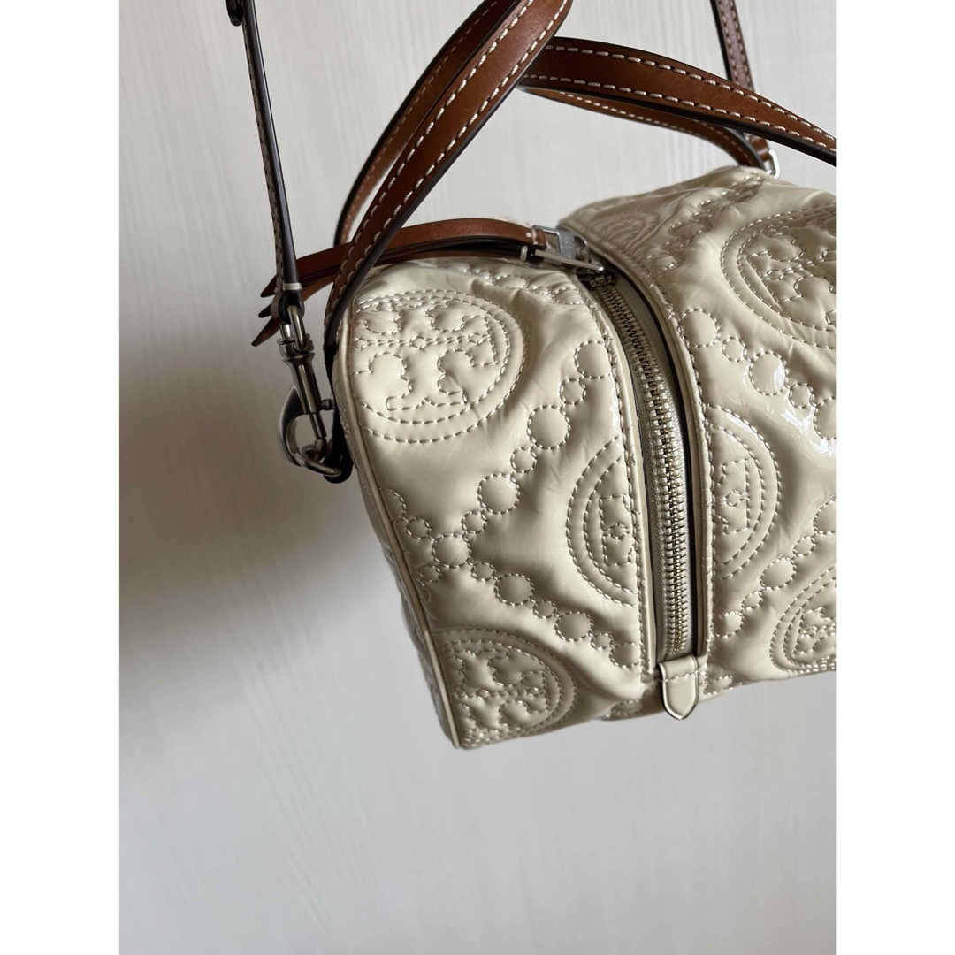 Tory Burch(トリーバーチ)のTORYBURCH トリーバーチ　キューブライトクリーム　 レディースのバッグ(ショルダーバッグ)の商品写真