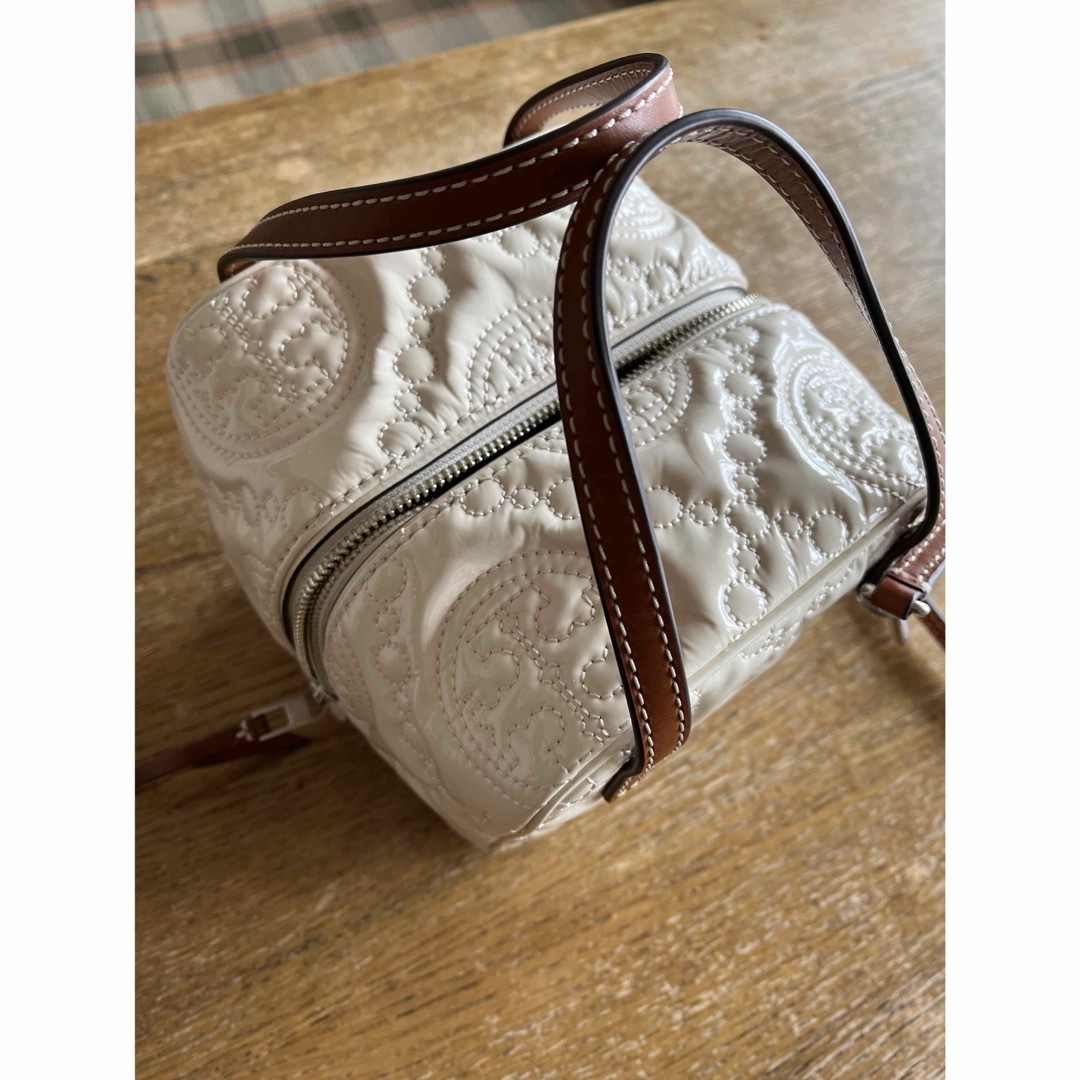 Tory Burch(トリーバーチ)のTORYBURCH トリーバーチ　キューブライトクリーム　 レディースのバッグ(ショルダーバッグ)の商品写真
